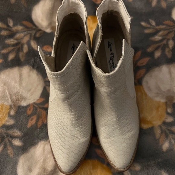 White ankle boots size 8.5 - Picture 3 of 4